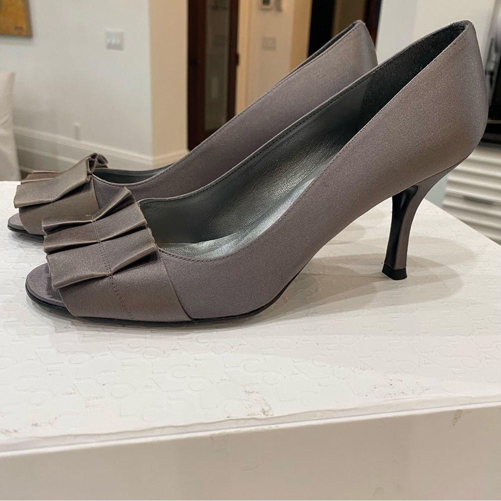 STUART WEITZMAN Dressy grey satin pump. Never worn. Perfect condition.